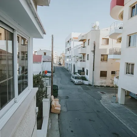 Aladdin'S Hostel Larnaca Exterior photo